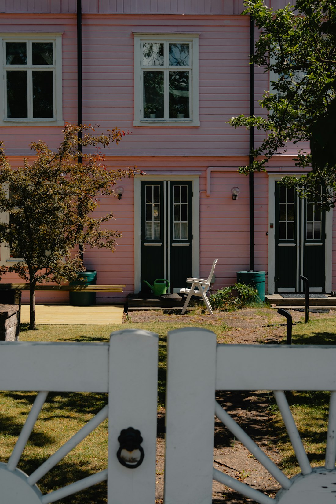 Lyst trehus med uteplass i hagen